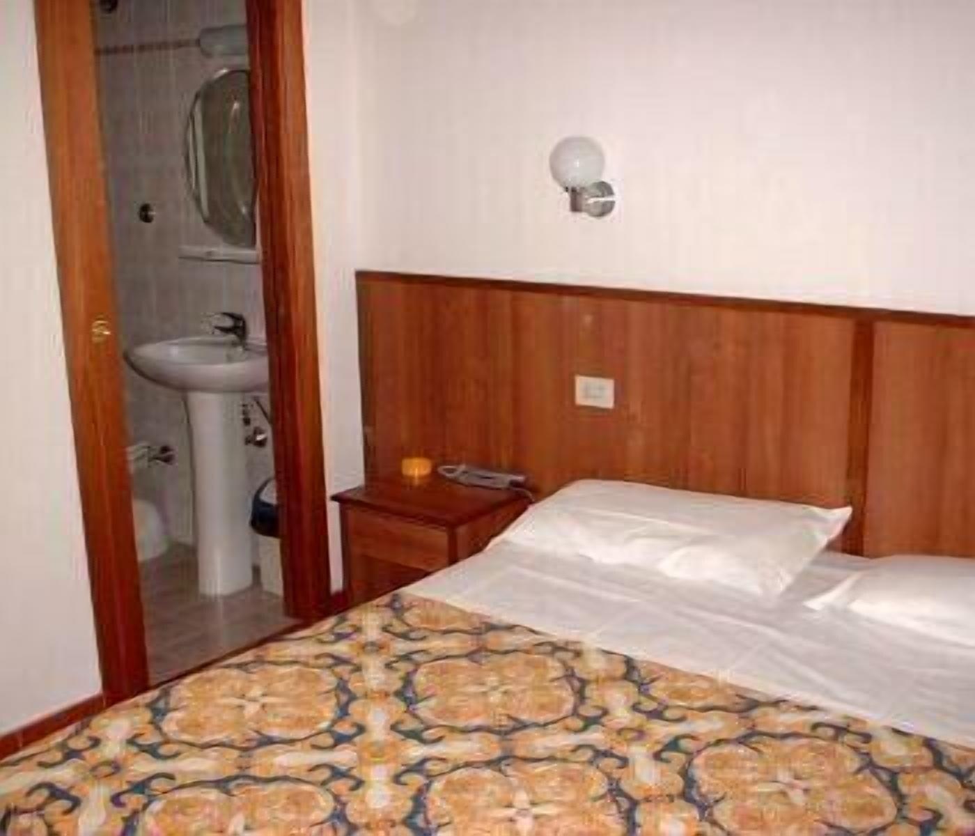 Albergo Sonia ฟลอเรนซ์ ภายนอก รูปภาพ