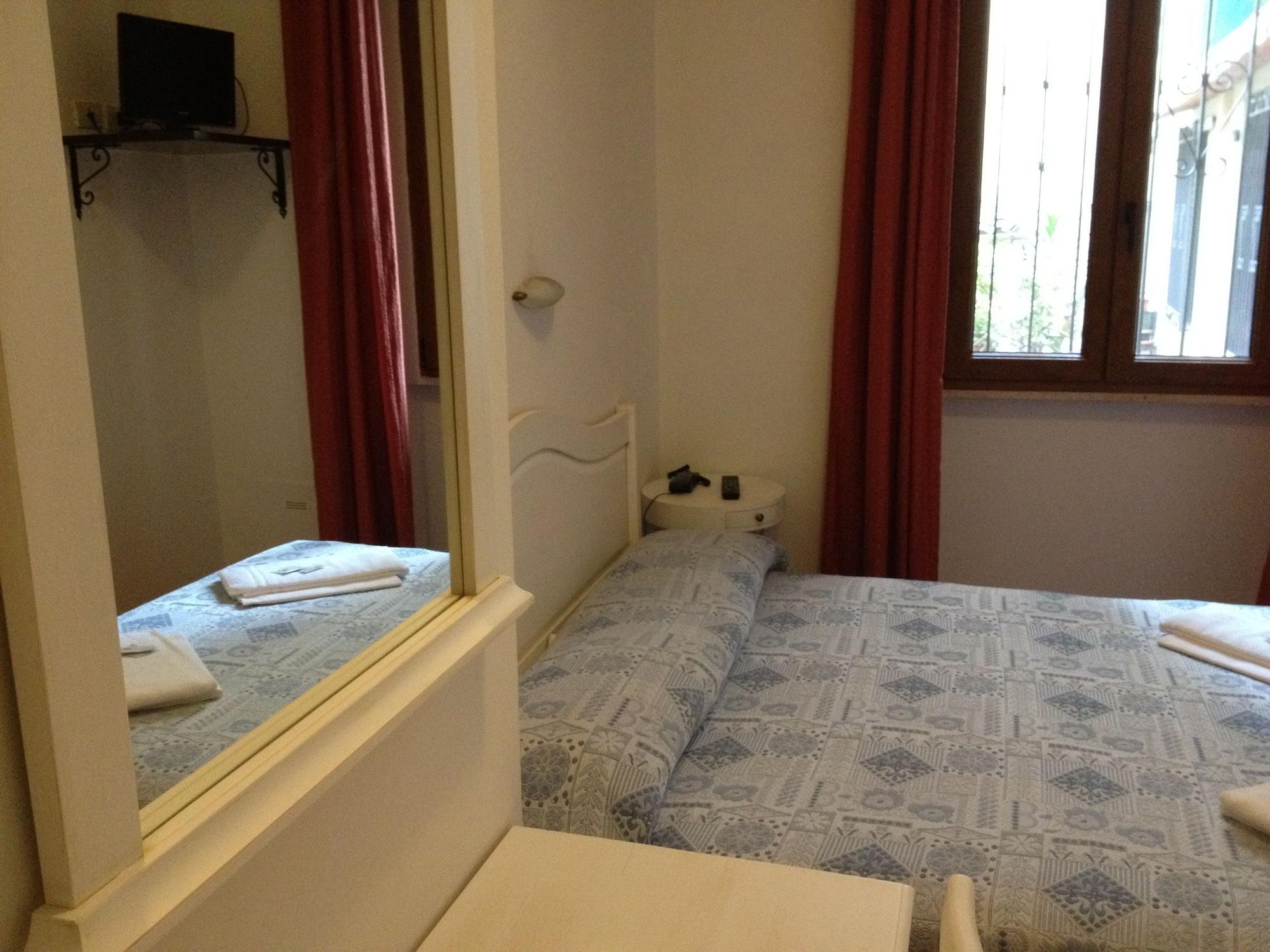 Albergo Sonia ฟลอเรนซ์ ภายนอก รูปภาพ